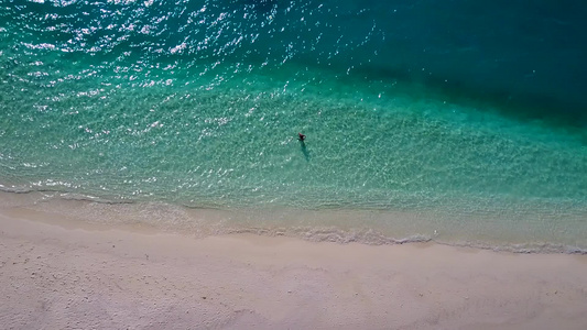 空中无人驾驶飞机以绿海和白色沙滩背景为最佳海岸海滩视频