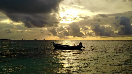 以蓝海和白沙为背景的豪华海湾海滩生活方式的景象视频