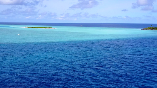 完美海湾海滩冒险的景象蓝水和白沙背景的蓝海视频