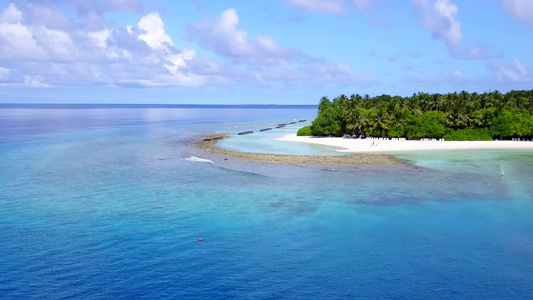 水蓝色海洋和白色沙滩背景的美丽海岸海滩时间的空中无人驾驶视频