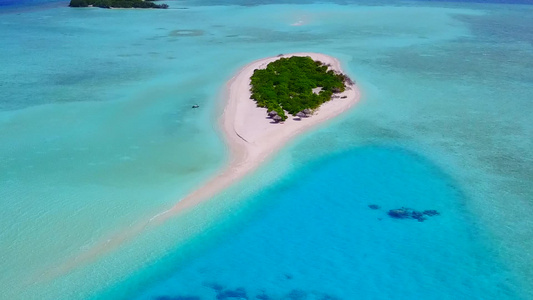 以清晰的海洋和白色沙滩背景显示宁静海岸海滩假日的海景视频