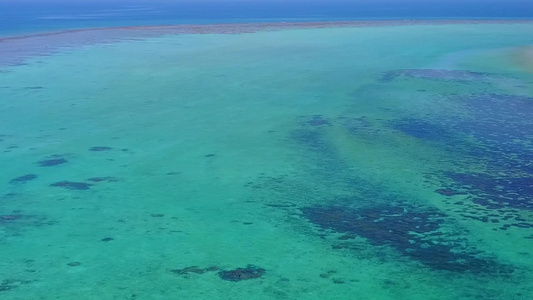 以蓝海和白沙为背景的热带海湾海滩航次的热带海滨视频