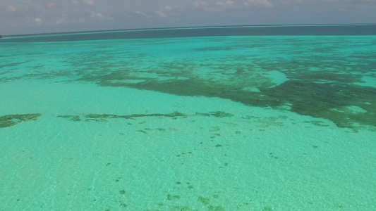 蓝色海洋和白色沙尘背景的美丽海岸线海岸海滩之空中无人驾驶视频