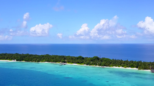 由蓝环礁和白色沙土背景的蓝色环礁进行美丽的岛屿海滩视频