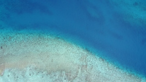 白色沙子背景的深蓝水为代表的异国环礁湖海滩假日空中11秒视频