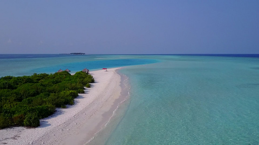 通过蓝海和浅沙背景进行热带海岸海滩航行的热带无人驾驶视频
