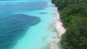 透过蓝绿海白沙面背景的蓝色绿色海洋观赏伊德利岛海滩12秒视频