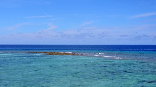 豪华环礁湖海滩冒险的空中观景摘要蓝环礁和白沙背景视频