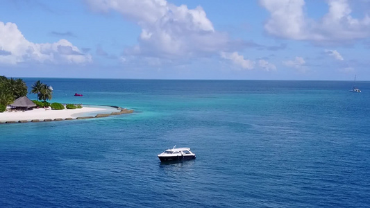 豪华的环礁湖海滩海蓝色海平面和浅沙背景飞行的无人空中视频