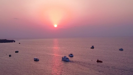 水蓝色海洋和白色沙滩背景的天堂岛海滩空中景观海景视频