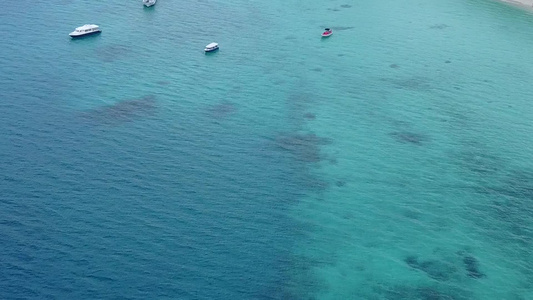 由白沙底浅环礁湖进行海滨海滩轻松航行的空中无人驾驶视频