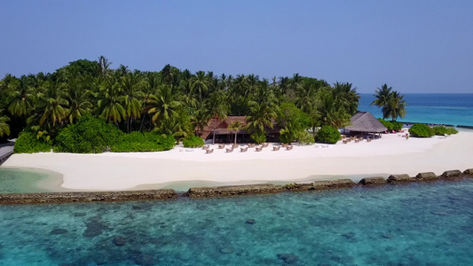 白沙背景蓝海宁静海景海滩之旅的空中无人机海景视频