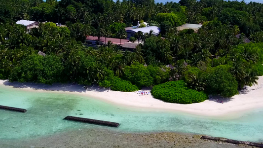 白沙背景蓝海天堂岛海滩冒险空中无人机海景视频