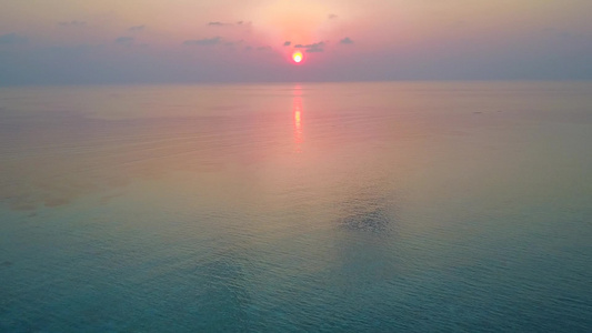 蓝绿水和清洁沙土背景的淡绿色海滨海滩之行的轻松风景视频