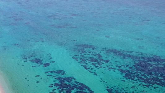 以透明的海洋和白色沙滩背景进行美丽的海岸海滩之行的视频