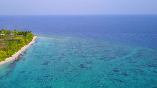 以蓝海和白沙背景平息旅游海滩航行的宁静无人驾驶飞机视频