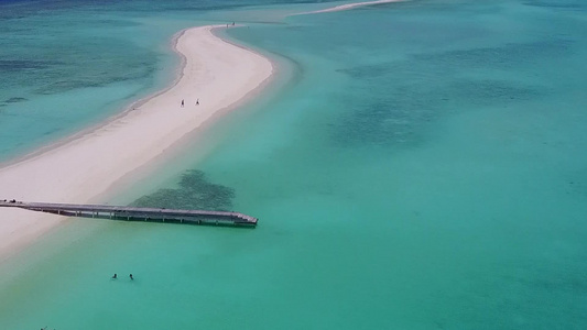 以蓝水和白沙为背景的美丽海岸海滩航程的空中观察性质视频