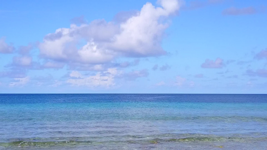 以绿绿海和白沙滩背景进行宁静度假度假胜地海滩旅行的视频