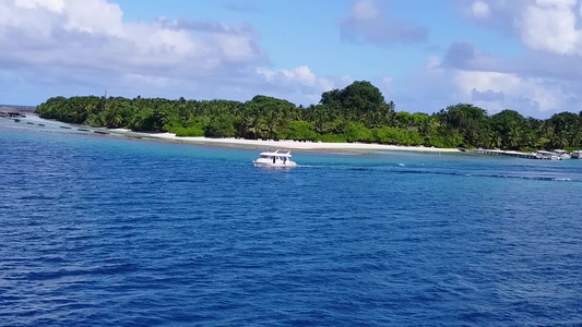 以白色沙滩背景的蓝水打破环礁湖海滩的风景无人驾驶无人驾驶视频