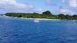 白色沙滩背景的蓝水打破环礁湖海滩的风景12秒视频