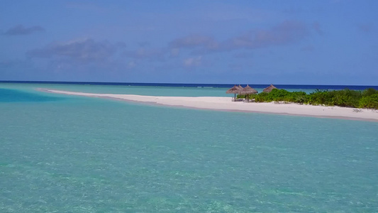 以清澈的海洋和明亮的沙滩背景进行宁静海岸海滩冒险旅行视频