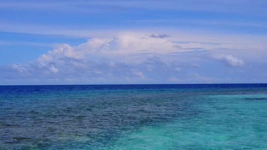 以白沙背景的浅环礁湖进行海滩航道海边游览视频