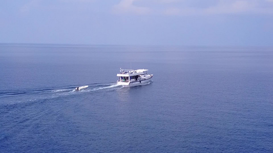 以清晰的环礁湖和白色沙滩背景进行完美度假度假胜地海滩视频