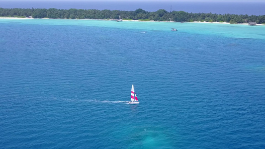 以蓝海和白色沙滩背景打破的完美海岸海滩风景的空中无人驾驶视频