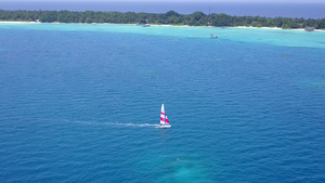 蓝色环礁湖和白色沙滩的海滨海滩12秒视频
