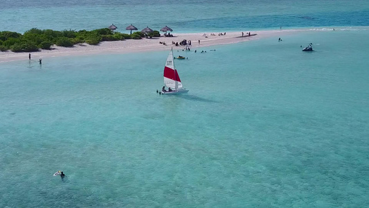 以蓝海和白沙为背景的海上海岸冲滨断岸旅游视频