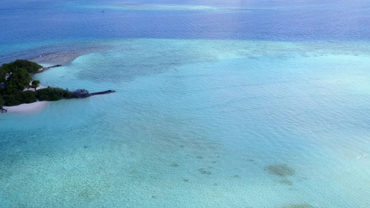 蓝海和白沙背景的蓝海对天堂岛海滩假日的空中无人驾驶视频