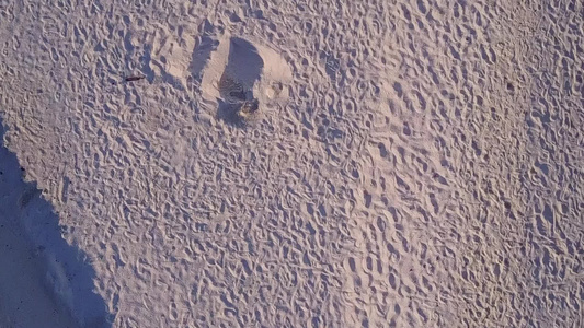 空中无人驾驶飞行以白色沙沙背景的蓝色海洋为航经美丽视频