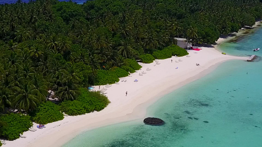 蓝绿海白沙背景豪华海景海滩度假空中摘要视频