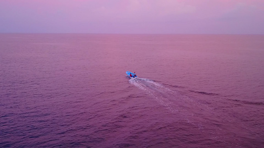 白沙底浅环礁湖的海滩冒险之旅由具有白色沙背景的浅度视频