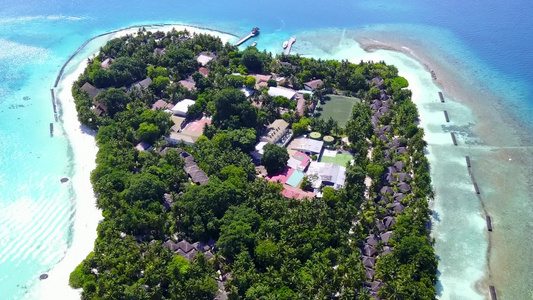 海洋度假度假胜地海滩野生生物经浅海飞行的无人驾驶飞机视频