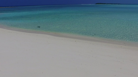 透明的环礁湖和白色沙滩背景的热带海滨海滩时间空中无人驾驶视频