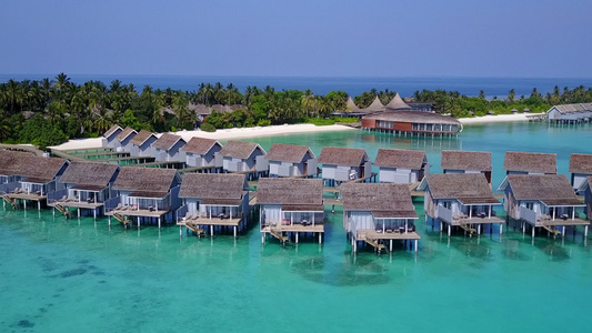 浅海和浅沙底浅沙的海滩间断风景为美丽的海景视频