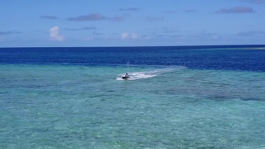 白沙背景蓝色泻湖休闲度假海滩度假的空中风景视频