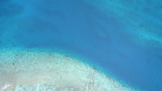 蓝色环礁湖和白色沙滩的海滨海滩视频