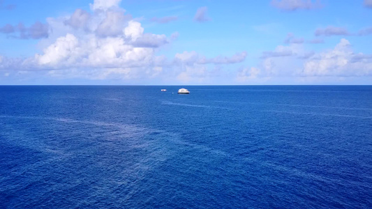 蓝环礁带白沙背景的蓝色环礁湖放松海湾海滩探险视频