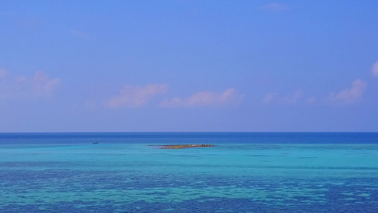 浅海白沙背景下热带岛屿海滩航行的无人机风光视频