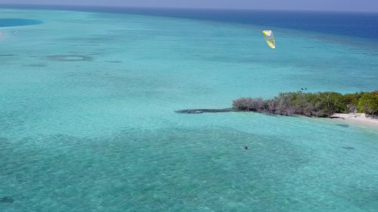 田园诗般的海岸线海滩之旅的无人机观海景白沙背景清澈视频