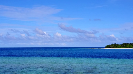 蓝海和白沙底蓝海及白色沙滩背景的环礁湖海滩航行无人驾驶视频