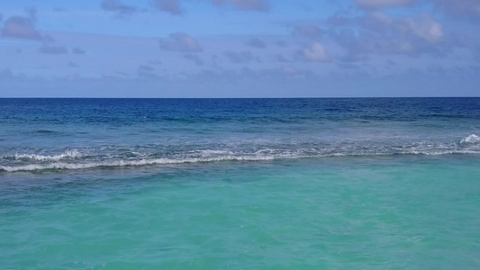 水蓝色泻湖和白沙背景的豪华海滨海滩旅行无人机空中旅游视频