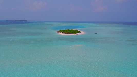 亮沙背景透明泻湖宁静海岸海滩时间的空中无人机景观视频