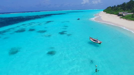 空中无人驾驶飞机在蓝海和白沙底蓝海的天堂海岸海滩时间视频