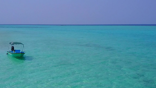 白色沙滩背景蓝色环礁湖的完美岛屿海滩生活方式的空中视频