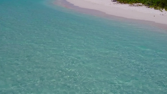 白沙背景蓝色泻湖宁静度假海滩度假的空中无人机质感视频