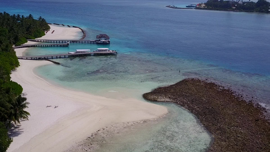 豪华海滩海滩冒险的空中观景摘要通过白沙背景的清空海洋视频