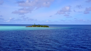 以蓝水和白色沙土背景的蓝水冲破环礁湖海滩的地貌9秒视频